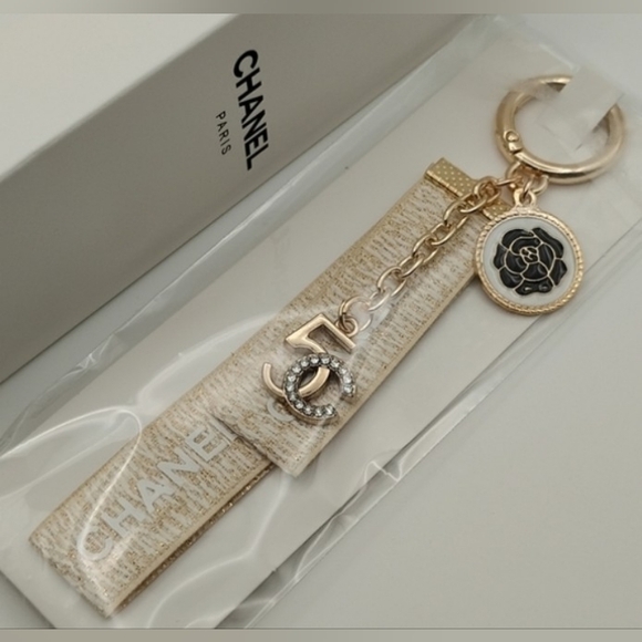 CHANEL Gold and Cream Keychain Holder Brand New In Original Packaging - Picture 4 of 5